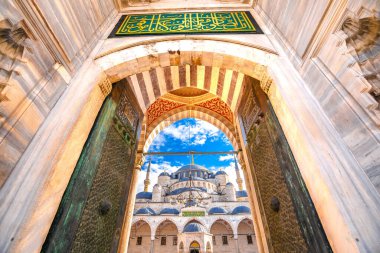 Mavi Cami, resmi olarak Sultan Ahmed Camii 'nin destansı giriş mimarisi, İstanbul, Türkiye' nin simgeleri