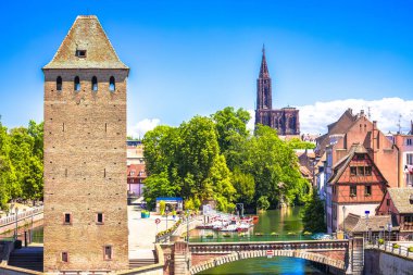 Strasbourg manzaralı tarihi kuleler ve kanallar Fransa 'nın Alsace bölgesinde panoramik manzara