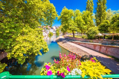 Strassbourg 'daki Square Louise Weiss Parkı manzaralı kanal ve doğa manzaralı, Alsace bölgesi Franc