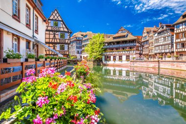 Strasbourg Kanalı 'nın tarihi mimarisi Fransa' nın Alsace bölgesindeki tarihi küçük Fransız semtinde.