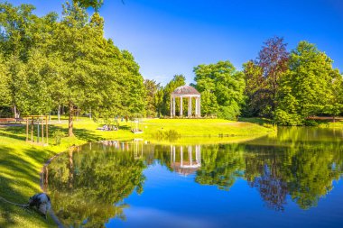 Fransa 'nın Alsace bölgesinde, Strasbourg manzaralı Park de la Orangerie Gölü