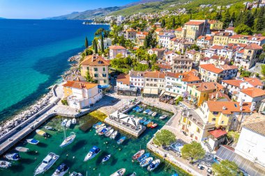 Volosko turkuvaz kenti kıyı manzaralı, Adriyatik denizi Kvarner körfezi, Hırvatistan