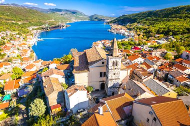 Hırvatistan 'ın Adriyatik kıyısındaki Kvarner körfezi bölgesindeki Bakar kasabasının hava manzarası