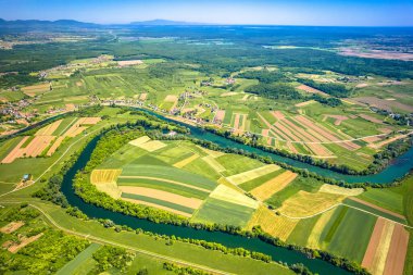 Hırvatistan 'ın orta kesimindeki Karlovac kasabası yakınlarındaki Korana ve Kupa nehir ağzının hava manzarası