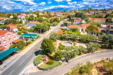 Krk adası hava manzaralı Malinska yakınlarındaki Sveti Vid köyü, Hırvatistan 'ın Kvarner Körfezi' nde yaz tatili