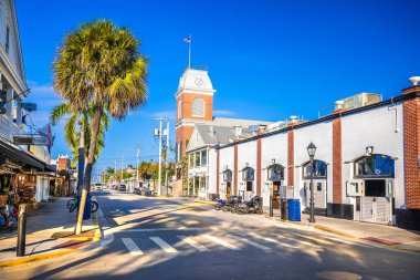 Key West, Florida. Key West manzaralı ünlü Duval caddesinin renkli evleri. Güney Amerika