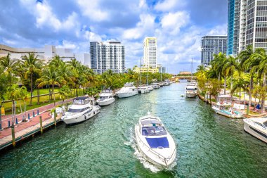 Fort Lauderdale, Florida. Fort Lauderdale 'in New River manzaralı rıhtımında yatçılık. ABD