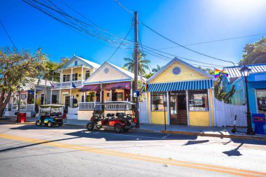 Key West, Florida. Key West manzaralı ünlü Duval caddesinin renkli evleri. Güney Amerika
