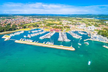 Novigrad Istarski tarihi Adriyatik kıyı kenti kıyısı ve Hırvatistan 'ın Istra bölgesindeki yat limanı havacılık manzarası