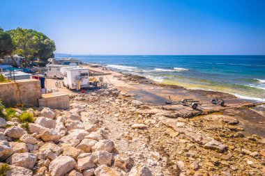 Hırvatistan 'ın Istria takımadası Novigrad Istarski manzaralı, deniz kenarında kamp yapan Rocky plaj ankı