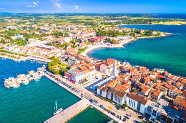Umag kenti tarihi kıyı şeridi hava manzarası, Hırvatistan 'ın Istria bölgesi takımadası