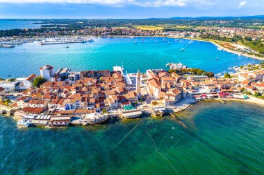 Umag kenti tarihi kıyı şeridi hava manzarası, Hırvatistan 'ın Istria bölgesi takımadası