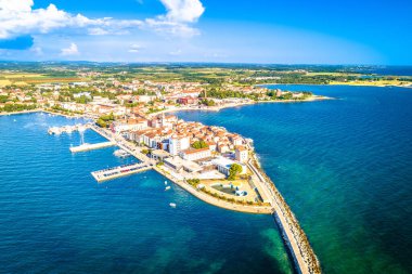 Umag kenti tarihi kıyı şeridi hava manzarası, Hırvatistan 'ın Istria bölgesi takımadası
