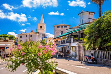 Lovran sokak görünümü, Hırvatistan'ın Opatija riviera renkli mimarisi
