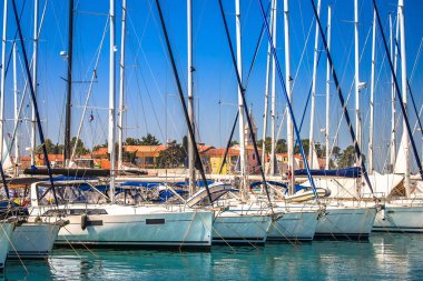 Novigrad Istarski yelkencilik limanı ve renkli mimari görünüm, Hırvatistan 'ın Istria adası
