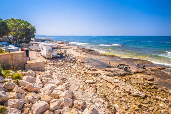 Hırvatistan 'ın Istria takımadası Novigrad Istarski manzaralı, deniz kenarında kamp yapan Rocky plaj ankı