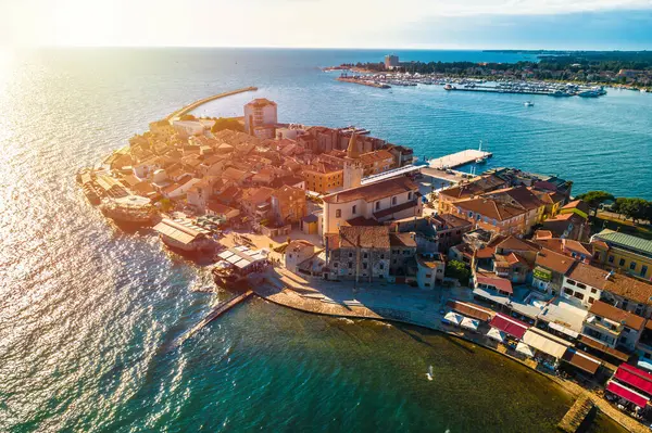 Umag kenti tarihi kıyı şeridi hava günbatımı manzarası, Hırvatistan 'ın Istria bölgesi takımadası
