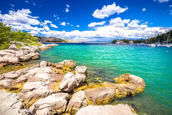 Omisalj görünümünde, Kvarner bay Hırvatistan Island Krk taş beach