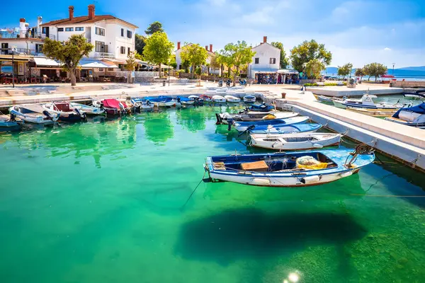 Njivice kasaba turkuaz liman ve waterfront görünümü, Krk Island Hırvatistan