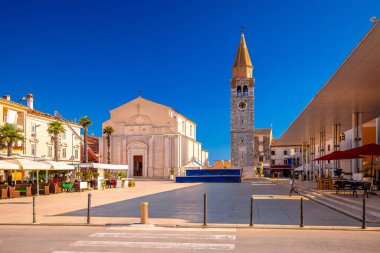Umag. Hırvatistan 'ın Istria bölgesindeki Umag ana meydanındaki tarihi simgelerin manzarası