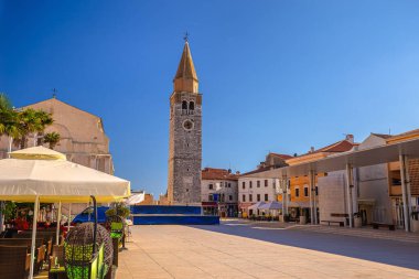 Umag. Hırvatistan 'ın Istria bölgesindeki Umag ana meydanındaki tarihi simgelerin manzarası