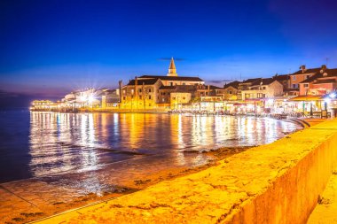 Umag sahil kasabası ve sahil akşam manzarası, Istria turistik hedef, Hırvatistan