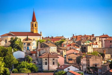 Yeşil tepe manzaralı Brtonigla eski taş şehir, Istria kasaba, Hırvatistan