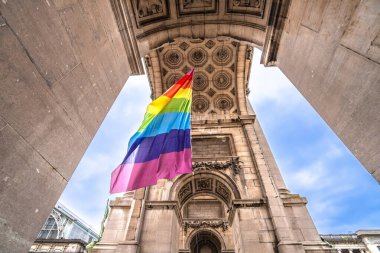 Brüksel 'de Zafer Kemeri manzarası, LGBTQ bayrağı, Belçika' nın başkenti