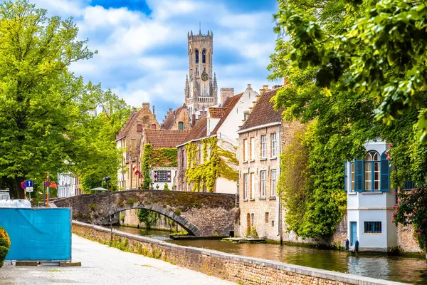 Bruges su kanalı ve tarihi köprü manzarası, Brugge eski kasaba bölgesi, Batı Flanders bölgesi, Belçika