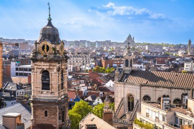 Brüksel çatıları ve kilise kuleleri Belçika 'nın başkenti