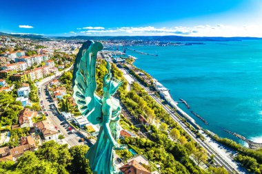 Trieste deniz feneri Phare de la Victoire Trieste Körfezi ve şehir manzarasına bakan heykel 