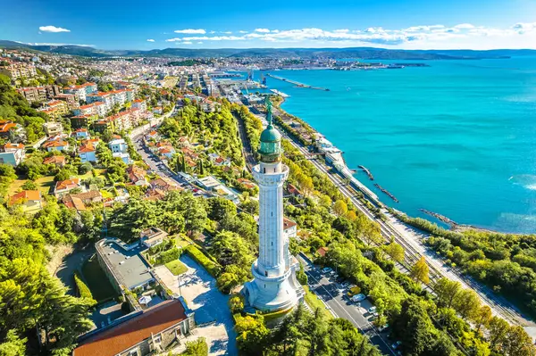 Trieste deniz feneri Phare de la Victoire ve şehir manzarası panoramik hava manzarası, İtalya 'nın Friuli Venezia Giulia bölgesi