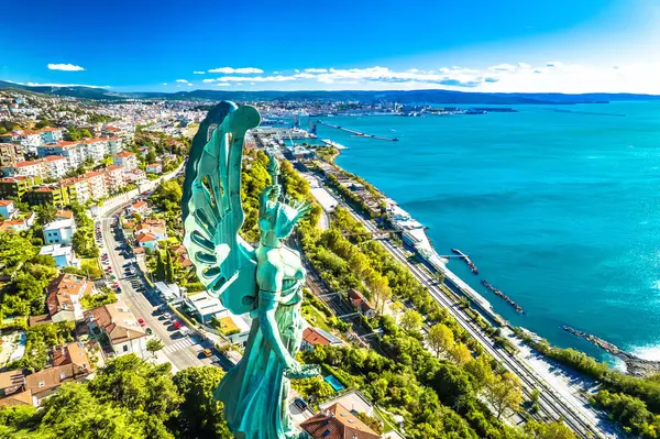 Trieste deniz feneri Phare de la Victoire Trieste Körfezi ve şehir manzarasına bakan heykel 