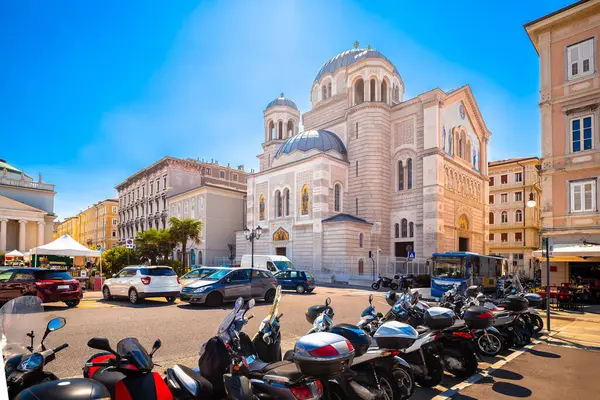 İtalya 'nın Friuli Venezia Giulia bölgesindeki Trieste sokak manzaralı Sırp Ortodoks Aziz Spyridon Kilisesi