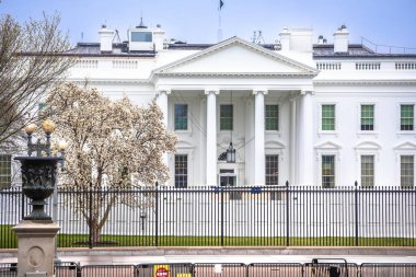 Pensilvanya Bulvarı bahar manzaralı Beyaz Saray ön cephesi, Washington DC, ABD 'nin başkenti.