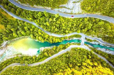 Turkuaz Soca nehri ve Napolyon köprüsü Slovenya 'da Julian Alps, Kobarid' de hava manzarası