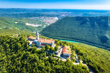 Soca Nehri 'nin yukarısındaki Sveta Gora Tepesi Tapınağı Solkan hava manzaralı, Sloven Julian Alpleri