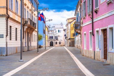 Koper kasabası tarihi taş sokak manzarası, Slovenya kıyısı