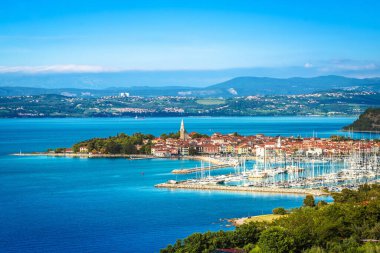 Adriyatik kıyı manzaralı Izola kasabası, Slovenya kıyı şeridi