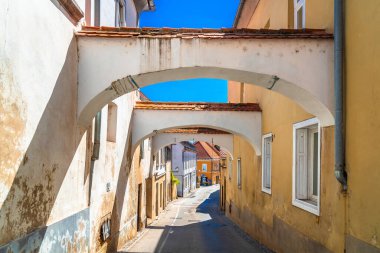 Slovenya 'nın Ptuj kentindeki tarihi geçitleri geleneksel binaları birbirine bağlayan büyüleyici eski kasaba caddesi.