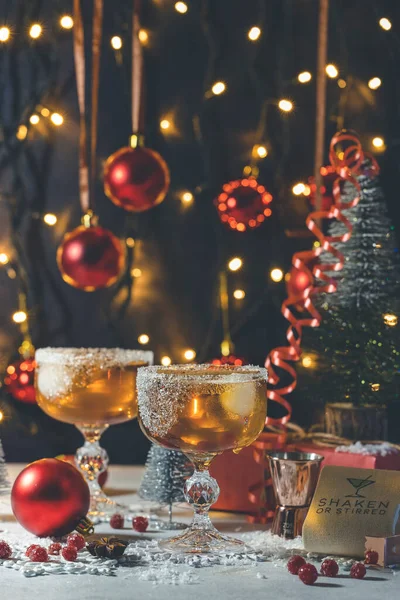 Χριστουγεννιάτικο Old Fashioned Cocktail Κομψά Ποτήρια Σταγόνες Νερού Γιορτινά Χριστούγεννα — Φωτογραφία Αρχείου
