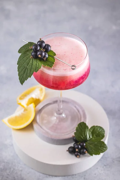 Elegant Glas Black Currant Gin Sour Cocktail Mocktails Omgeven Door — Stockfoto