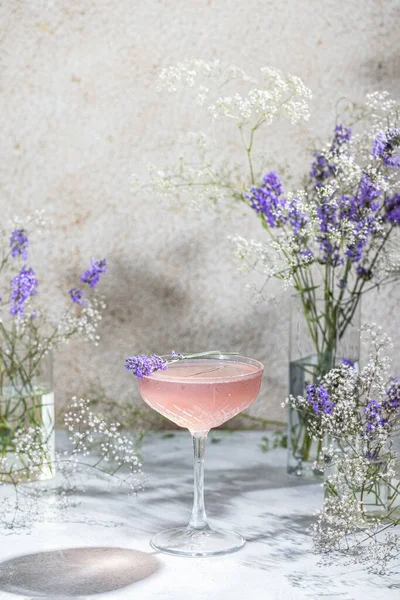 Elegantes Glas Lavendelcocktail Oder Mocktails Umgeben Von Zutaten Und Frischen Stockfoto