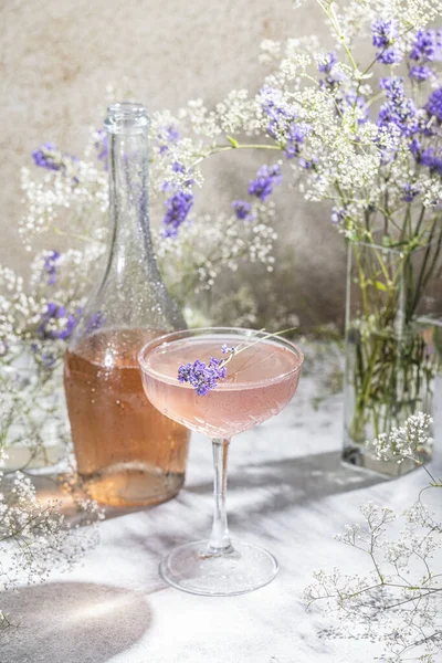 라벤더 Lavender Cocktail 꼬리의 유리잔은 테이블 표면에 재료와 라벤더 자이피야 로열티 프리 스톡 이미지