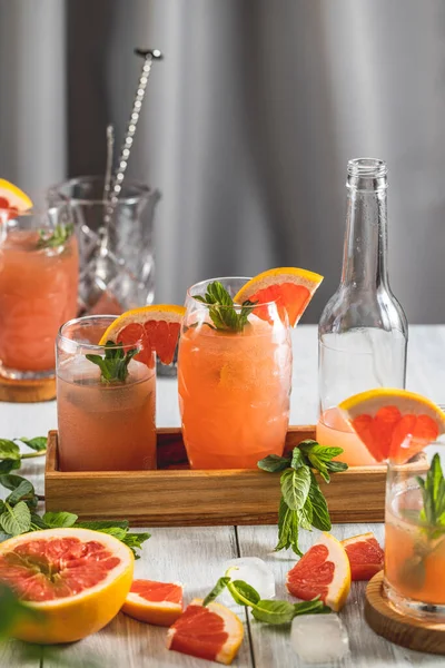 Cocktail Pamplemousse Dans Des Verres Highball Des Mocktails Entourés Ingrédients — Photo
