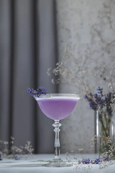 Elegantes Glas Lavendelcocktail Oder Mocktails Umgeben Von Zutaten Und Frischen Stockbild