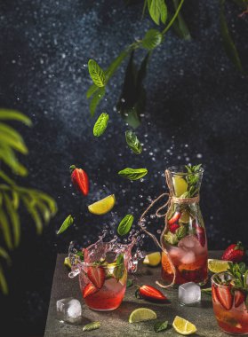 Limonlu kokteyl, ezilmiş buz, çilek ve siyah arka planda sinek içerikli nane, seçici odak görüntüsü, metin, yaz tatili ve parti konsepti..