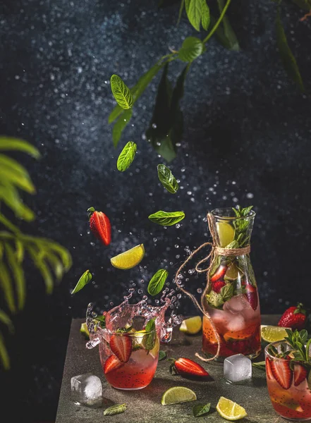Cocktail Mit Limette Crushed Ice Erdbeeren Und Minze Mit Fliegenzutaten lizenzfreie Stockfotos