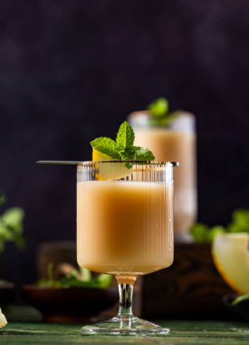 Koyu yeşil seramik kaplamalı cam kaplı kavun kokteyli, kapat. Yaz sonbahar içkileri ve alkollü kokteyller. Alkolik kokteyl ya da detoks içeceği