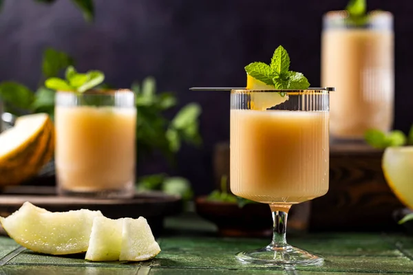 Melonen Cocktail Mit Minze Glas Auf Dunkelgrünem Keramikfliesen Hintergrund Nahaufnahme lizenzfreie Stockbilder